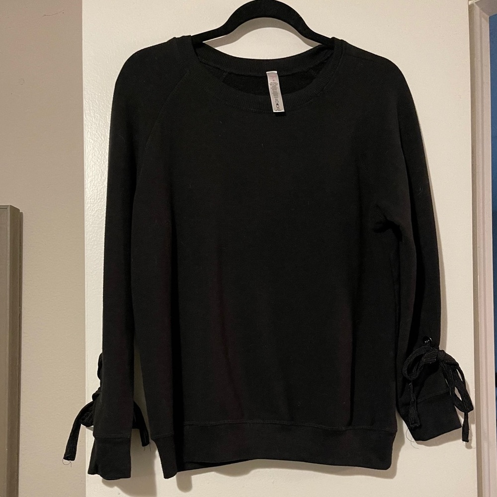 BLACK CREWNECK LACE UP TOP